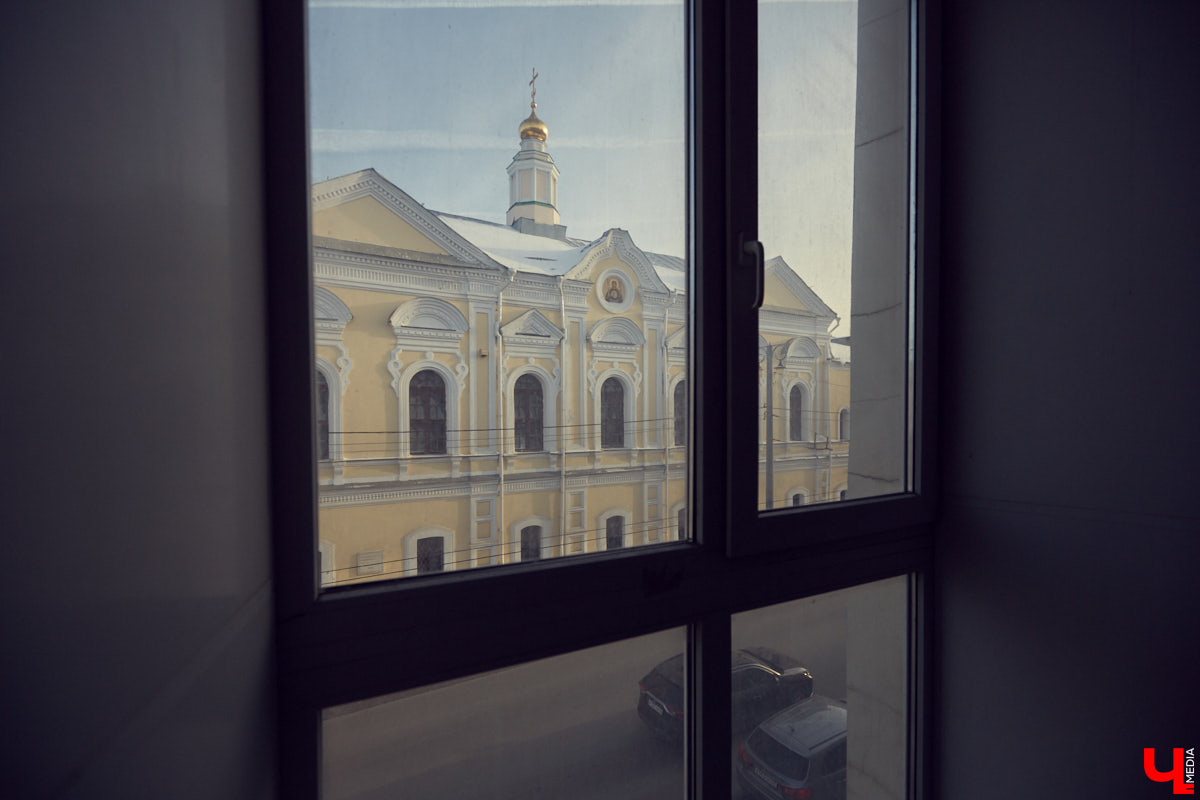 Изучаем плюсы и минусы жизни в историческом здании на центральной улице города вместе с журналистом и фотографом Александром Мясниковым.
