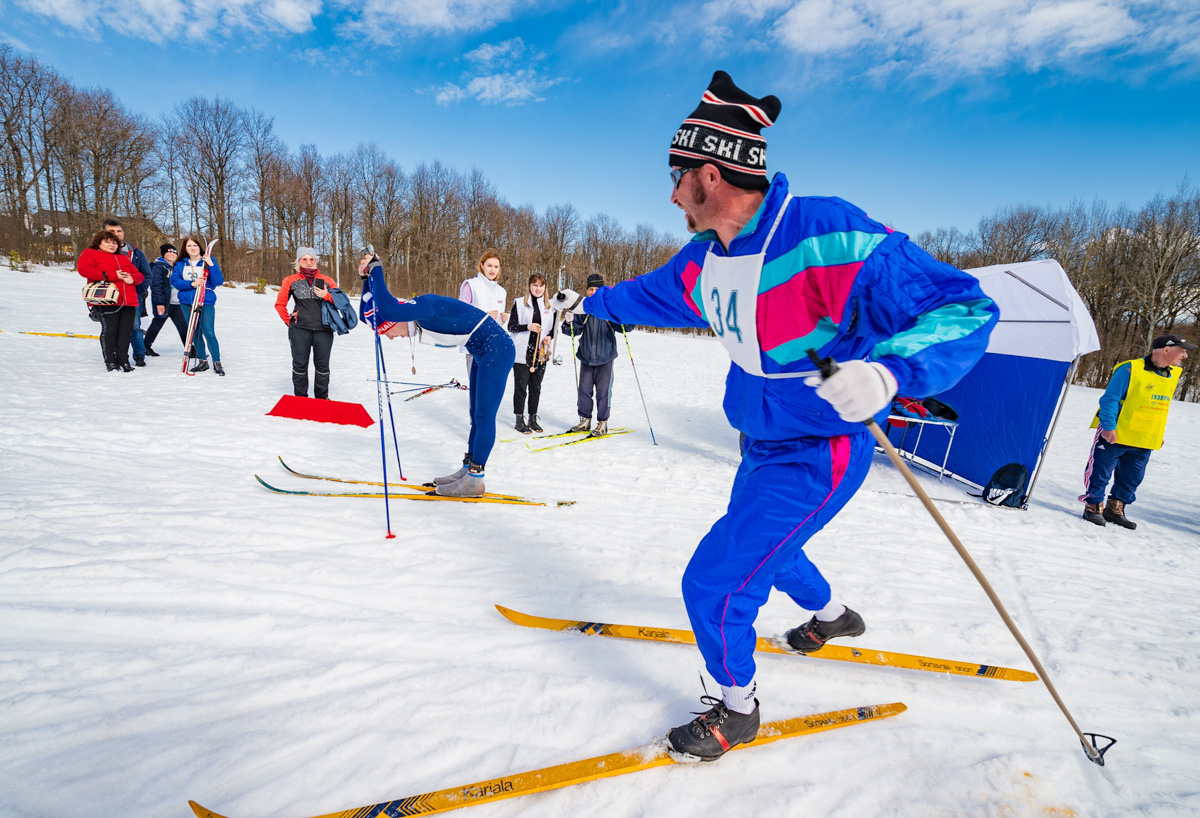 Подтянутые мужчины в спортивных костюмах в стиле 80-х, соревнующиеся между собой на деревянных лыжах. Нет, мы не попали в прошлое, это организаторы ретро-гонки повернули время вспять.