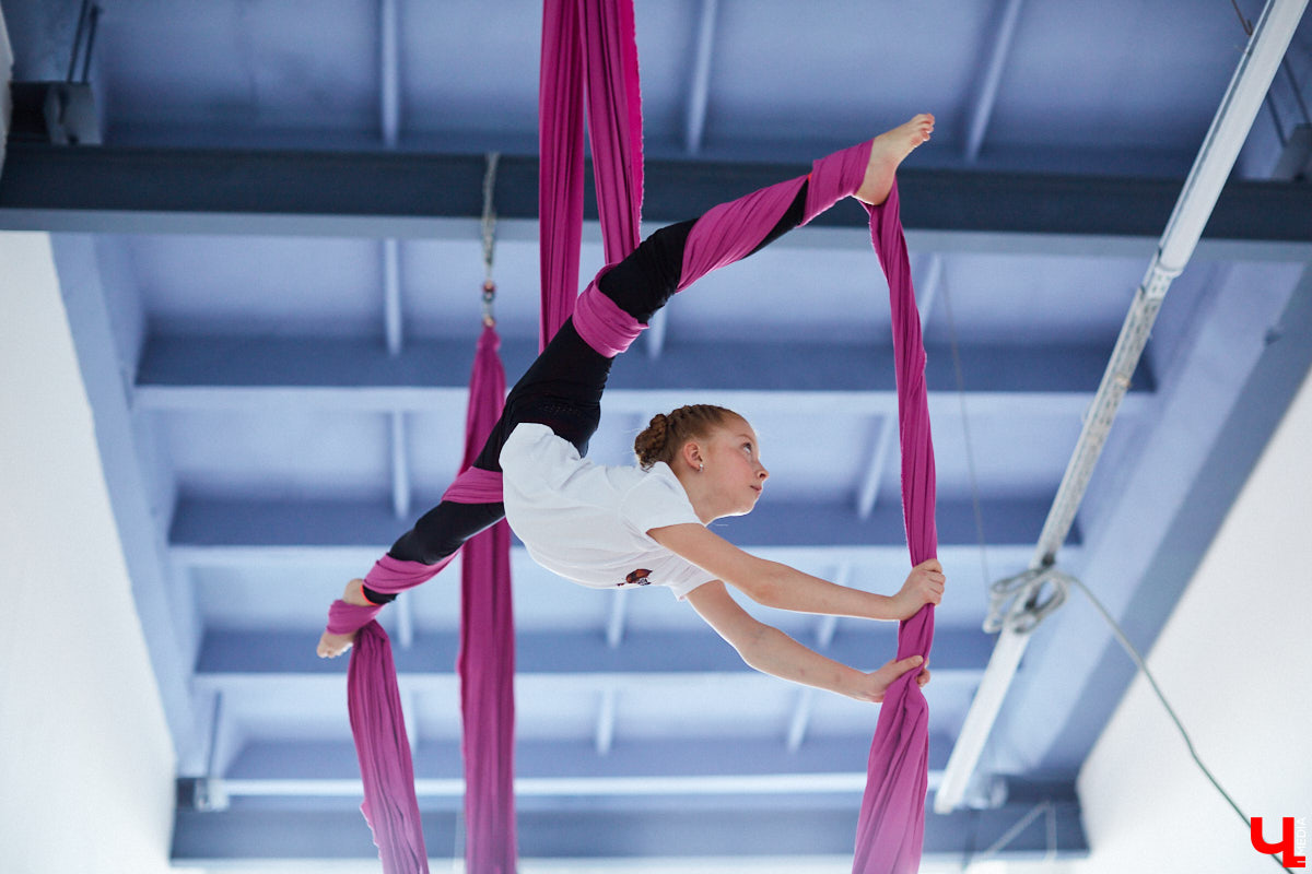 Кристина Сапилова — воздушная гимнастка. И не только! С 2017 года она тренирует целую команду. Мы побывали на занятиях юных дарований и пообщались с их наставницей о красивом, но сложном виде спорта.