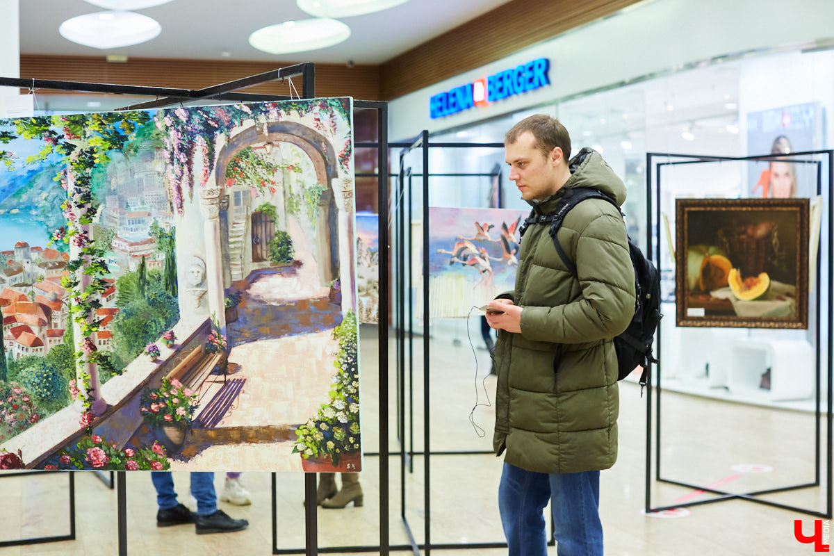 Как привычное и популярное место становится модным арт-пространством: в одном из самых крупных торговых комплексов Владимира открылась дебютная выставка местных художников.