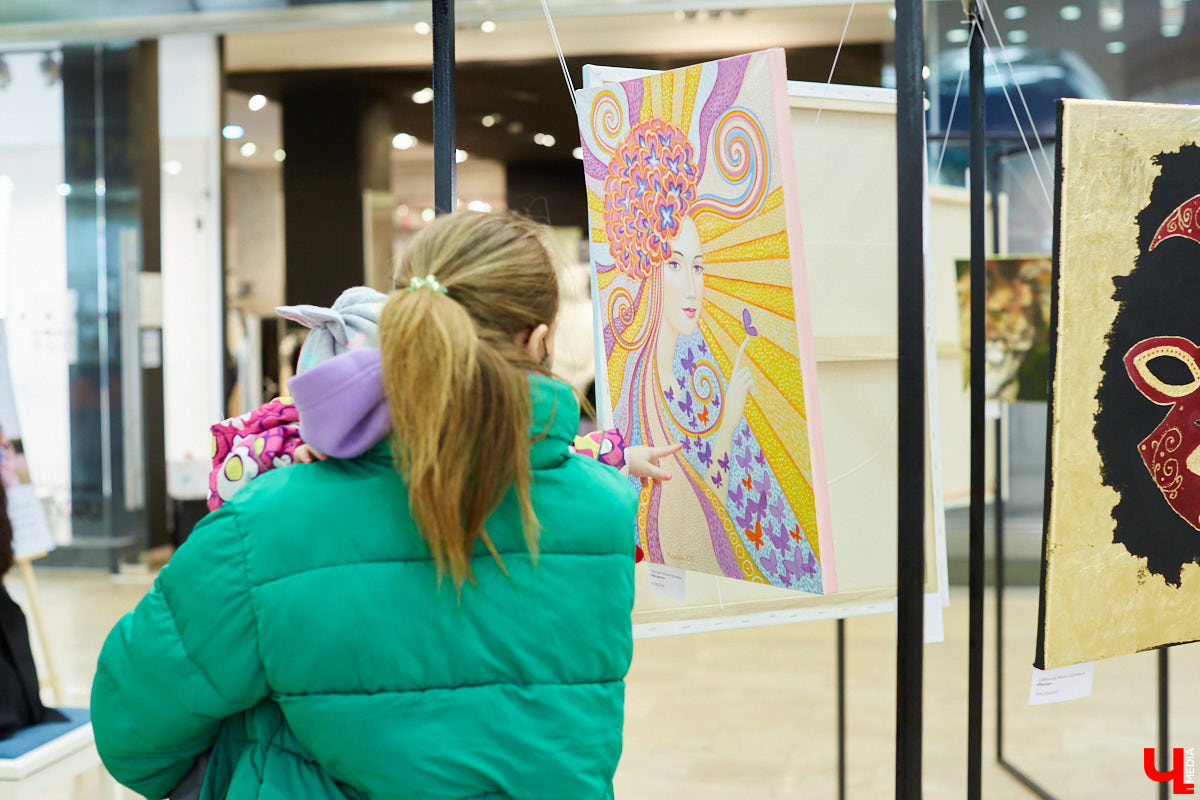 Как привычное и популярное место становится модным арт-пространством: в одном из самых крупных торговых комплексов Владимира открылась дебютная выставка местных художников.