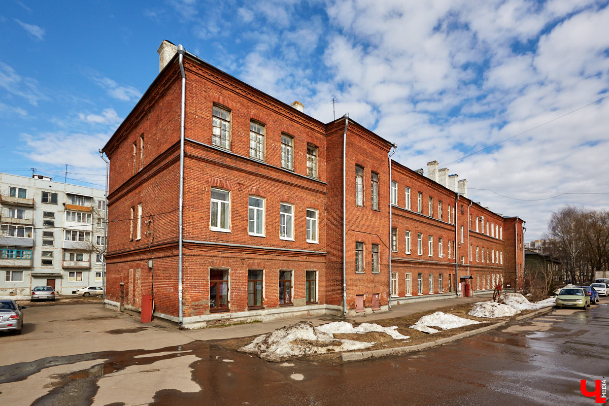 Не знали, что во Владимире есть такие старинные жилые здания? Мы тоже были удивлены, а потому с удовольствием отправились в гости в просторную двухкомнатную квартиру, история которой ведется с 1889 года.