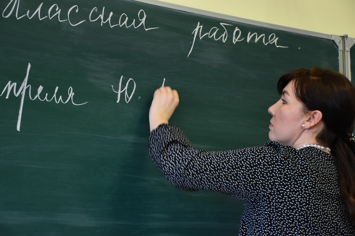 Сегодня на неудобные вопросы о своей профессии отвечает учитель русского языка и литературы Светлана Морозова, которая в этом году прошла в финал областного конкурса «Учитель года-2021».