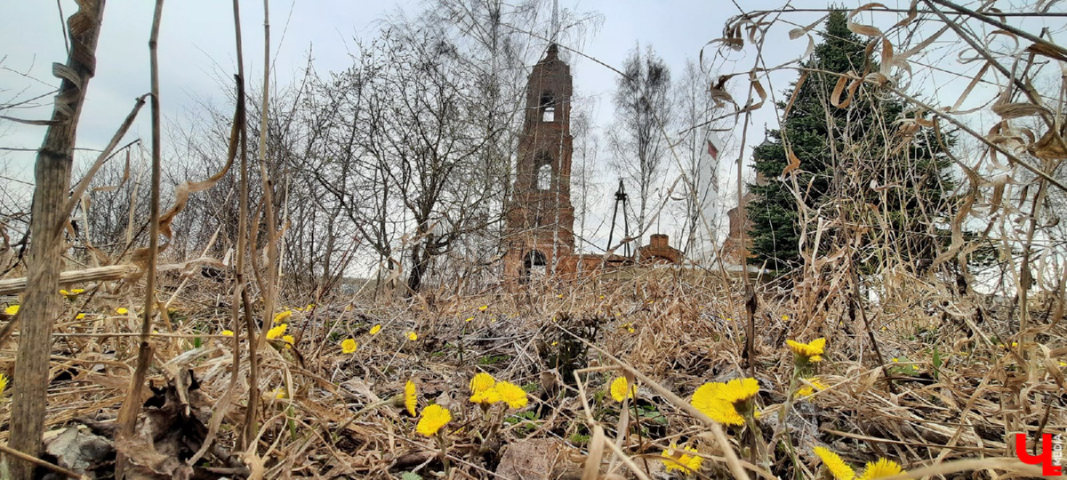 Село Клементьево расположено относительно недалеко от Владимира. И есть в нем удивительно живописная заброшка.