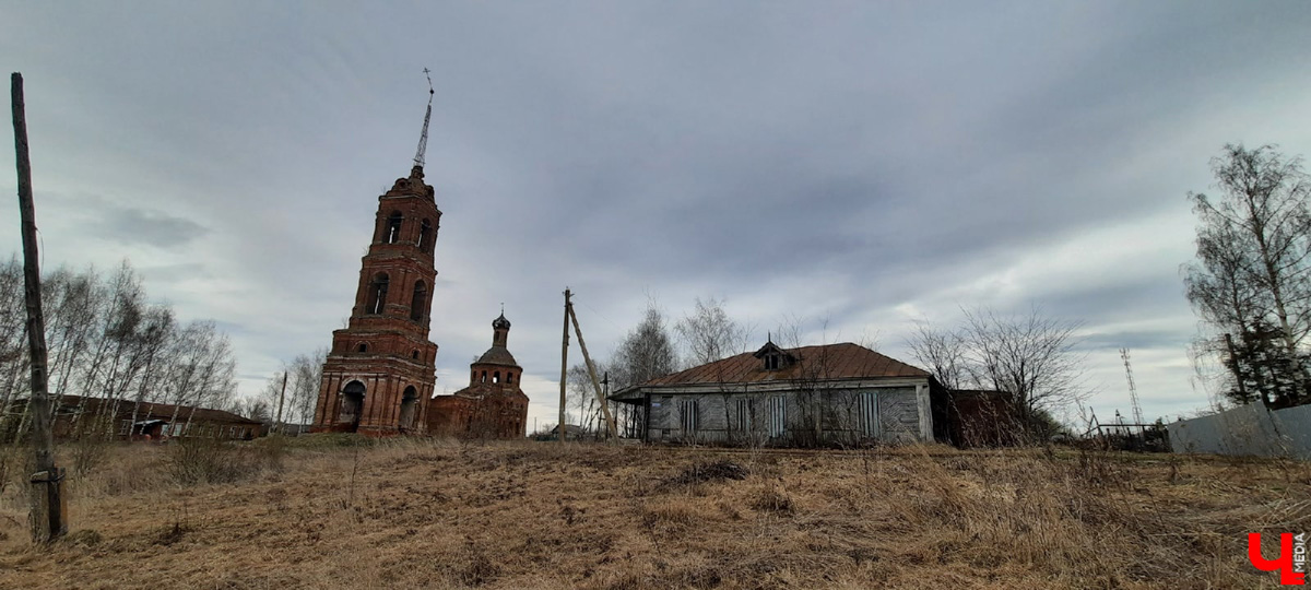 Село Клементьево расположено относительно недалеко от Владимира. И есть в нем удивительно живописная заброшка.