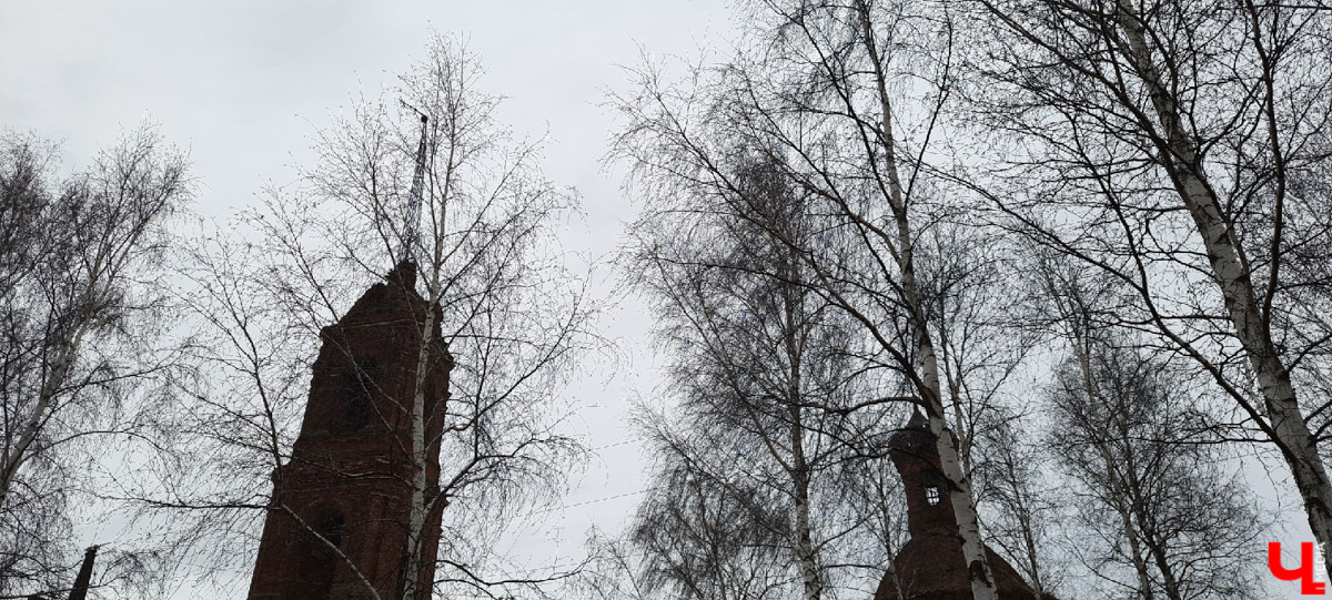 Село Клементьево расположено относительно недалеко от Владимира. И есть в нем удивительно живописная заброшка.