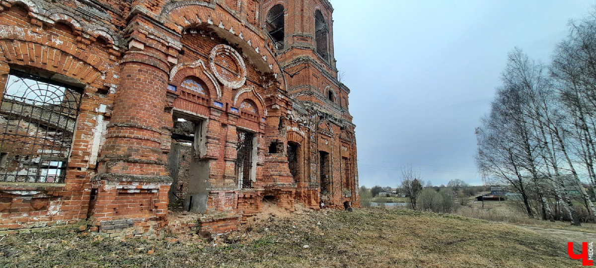 Село Клементьево расположено относительно недалеко от Владимира. И есть в нем удивительно живописная заброшка.