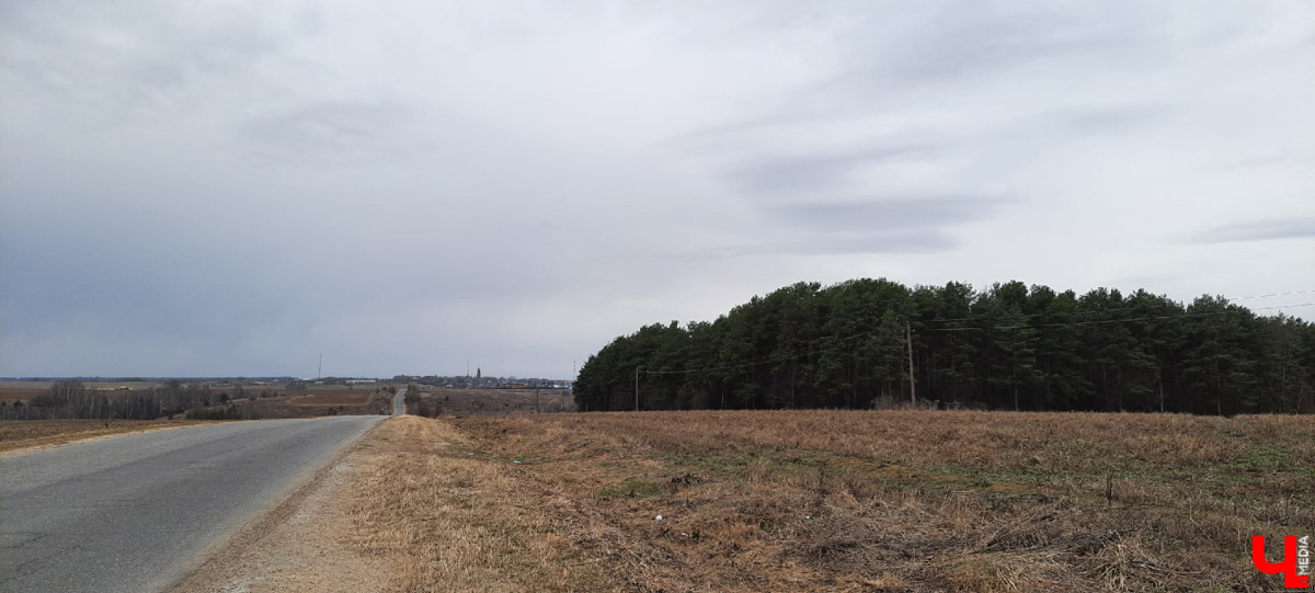 Село Клементьево расположено относительно недалеко от Владимира. И есть в нем удивительно живописная заброшка.