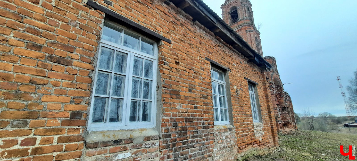 Село Клементьево расположено относительно недалеко от Владимира. И есть в нем удивительно живописная заброшка.