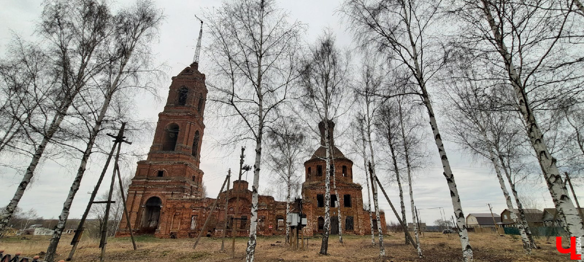 Село Клементьево расположено относительно недалеко от Владимира. И есть в нем удивительно живописная заброшка.