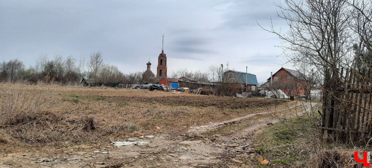 Село Клементьево расположено относительно недалеко от Владимира. И есть в нем удивительно живописная заброшка.