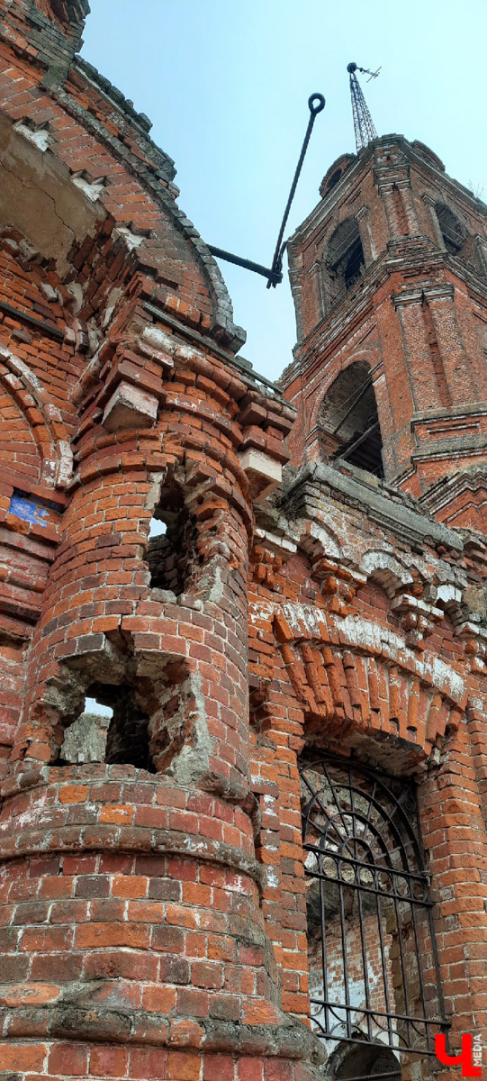 Село Клементьево расположено относительно недалеко от Владимира. И есть в нем удивительно живописная заброшка.