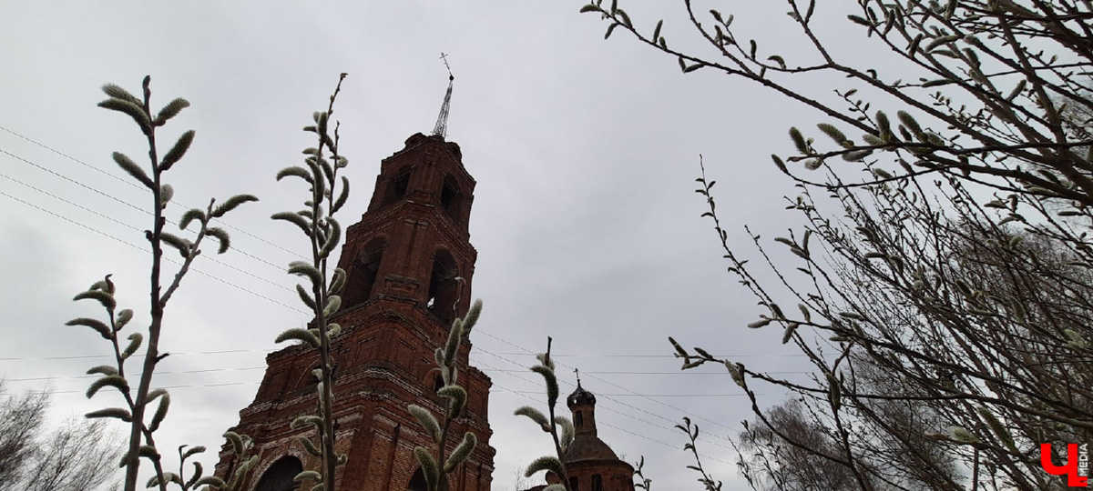 Село Клементьево расположено относительно недалеко от Владимира. И есть в нем удивительно живописная заброшка.