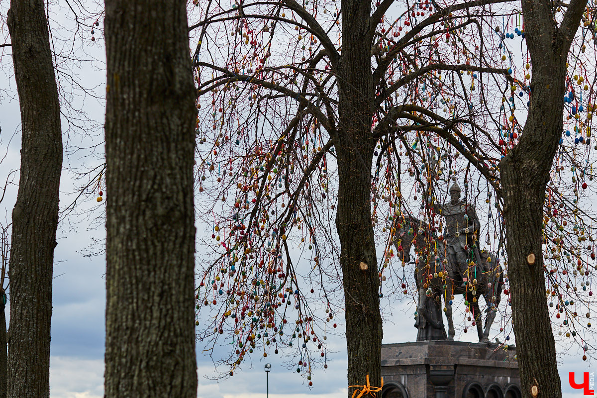 Во Владимире «распустилось» Пасхальное дерево. Поискать среди 20 тысяч деревянных расписных яиц произведения Урганта, Земфиры и Мамонова можно на аллее у Успенского собора.