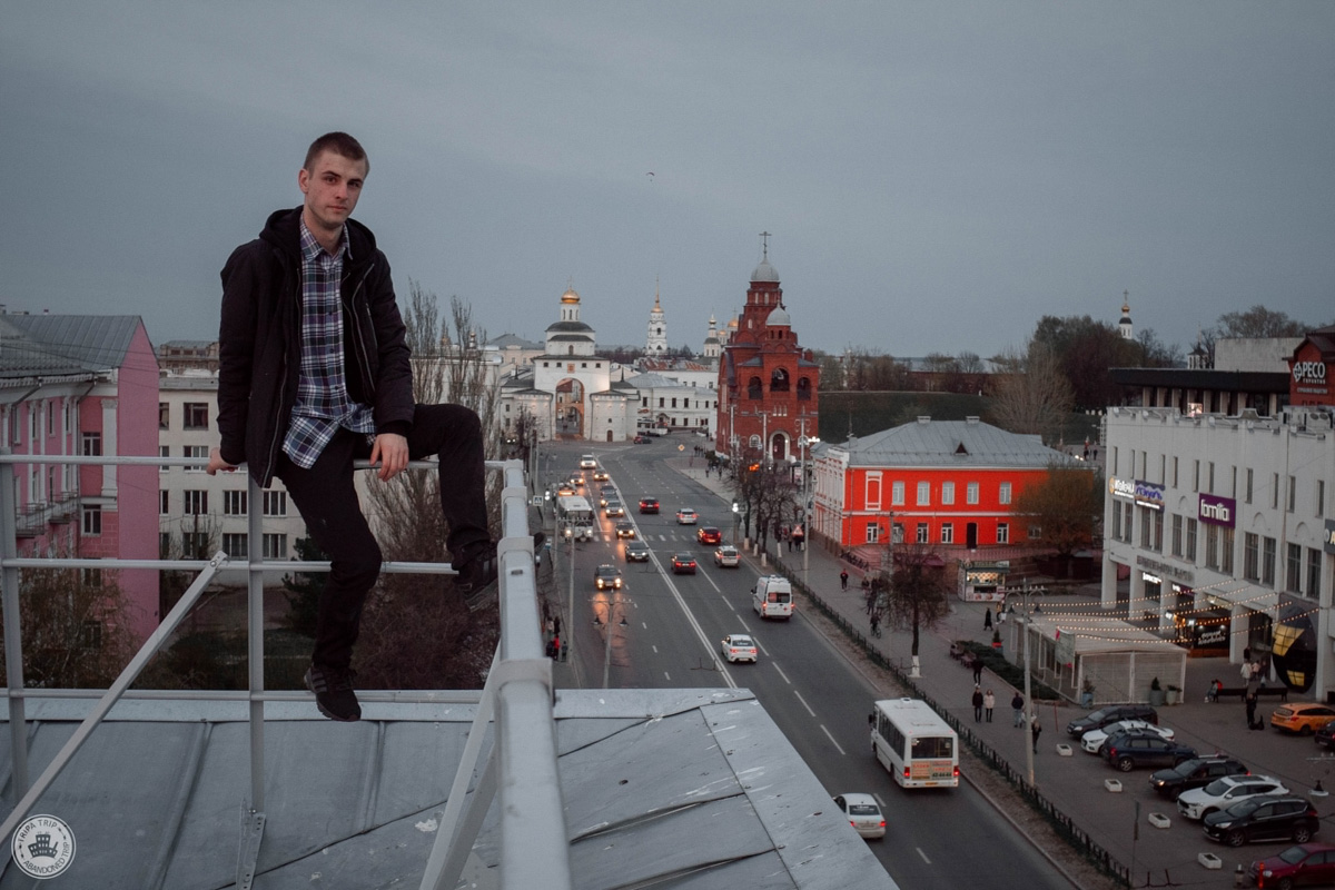 Что такое индустриальный туризм, почему место ему на городских крышах? Владимирский фотограф и смельчак Михаил Цветаев делится инсайдами местного руфинга.