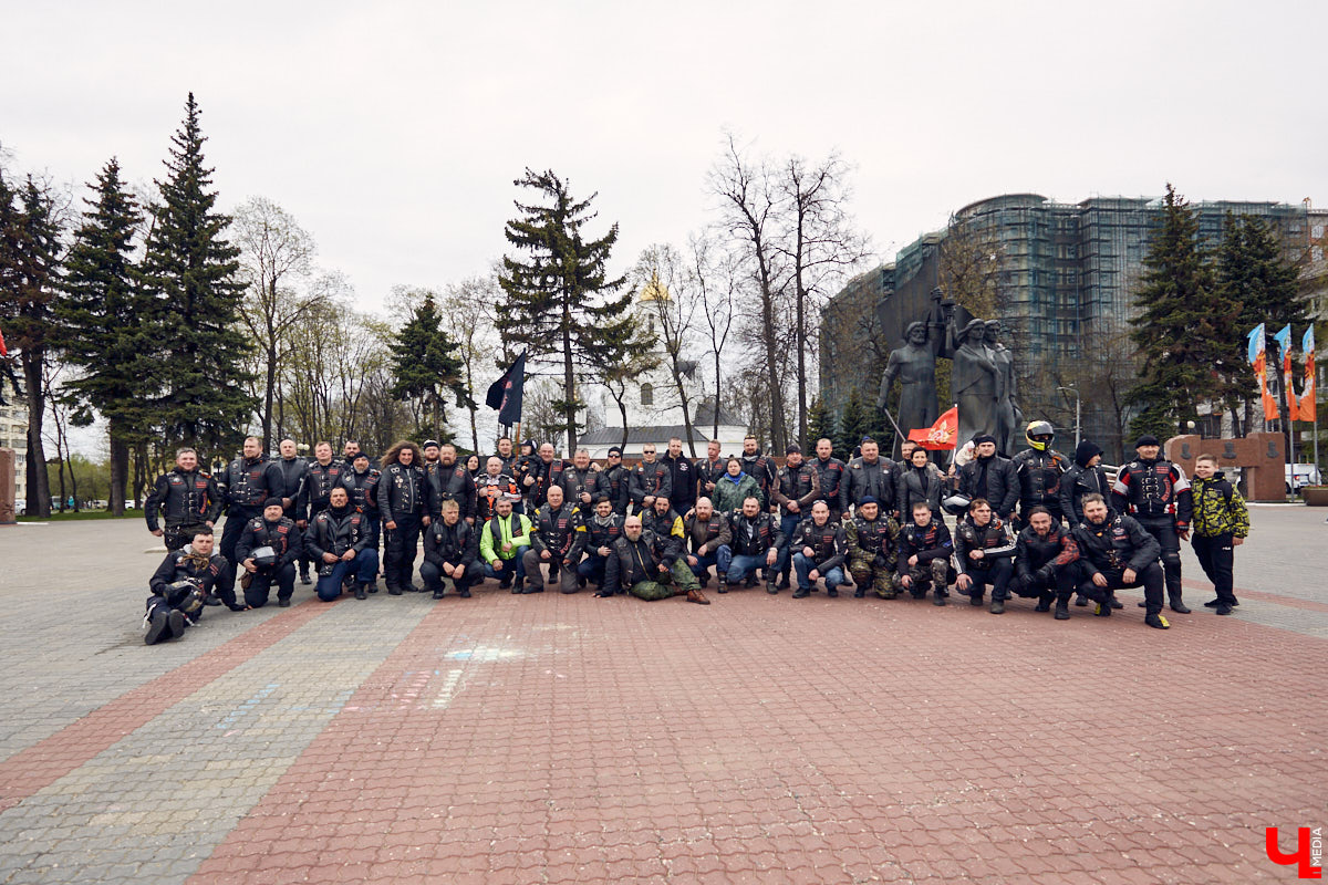 Через весь город да на «Ладогу»: мотоколонна из 300 байков открыла мотосезон. За зрелищное шествие отвечал клуб Wolves MC Russia.
