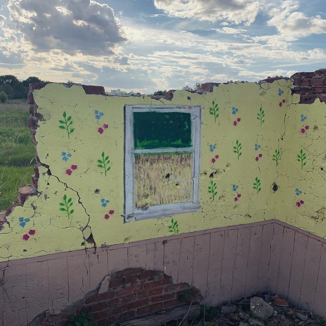 Новая работа владимирского райтера, которую непросто отыскать. Ищем разрушенный домик нарисованного сима по дороге в Загородный парк.