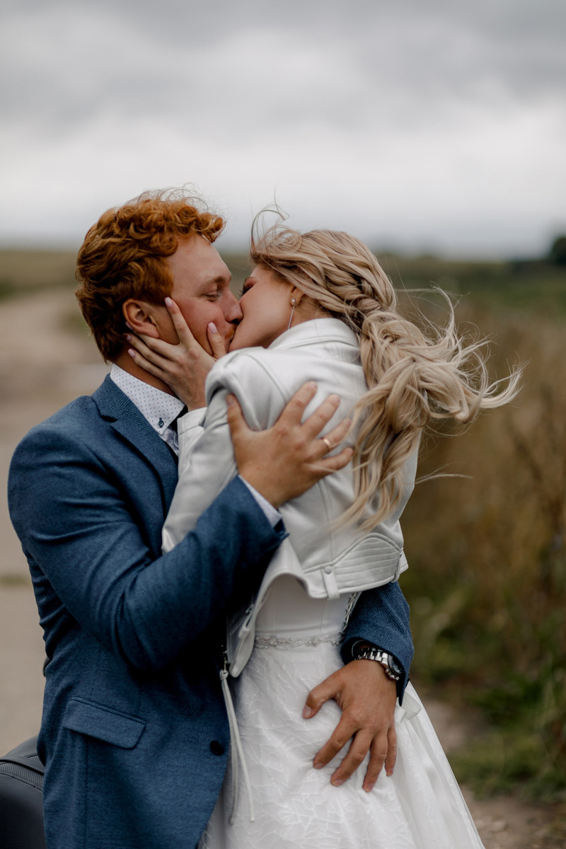 Много лет подряд все свадебные прогулки выглядели весьма однообразно. Молодожены вместе с гостями отправлялись кататься по городу с остановками у Золотых ворот, Вечного огня, Успенского собора, ну, или уезжали к суздальским памятникам архитектуры. Но тренды меняются!