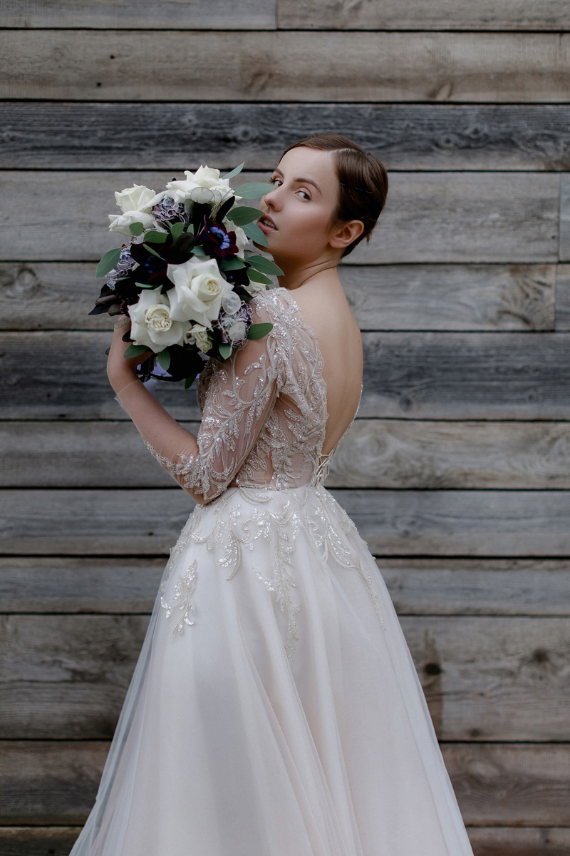 Много лет подряд все свадебные прогулки выглядели весьма однообразно. Молодожены вместе с гостями отправлялись кататься по городу с остановками у Золотых ворот, Вечного огня, Успенского собора, ну, или уезжали к суздальским памятникам архитектуры. Но тренды меняются!