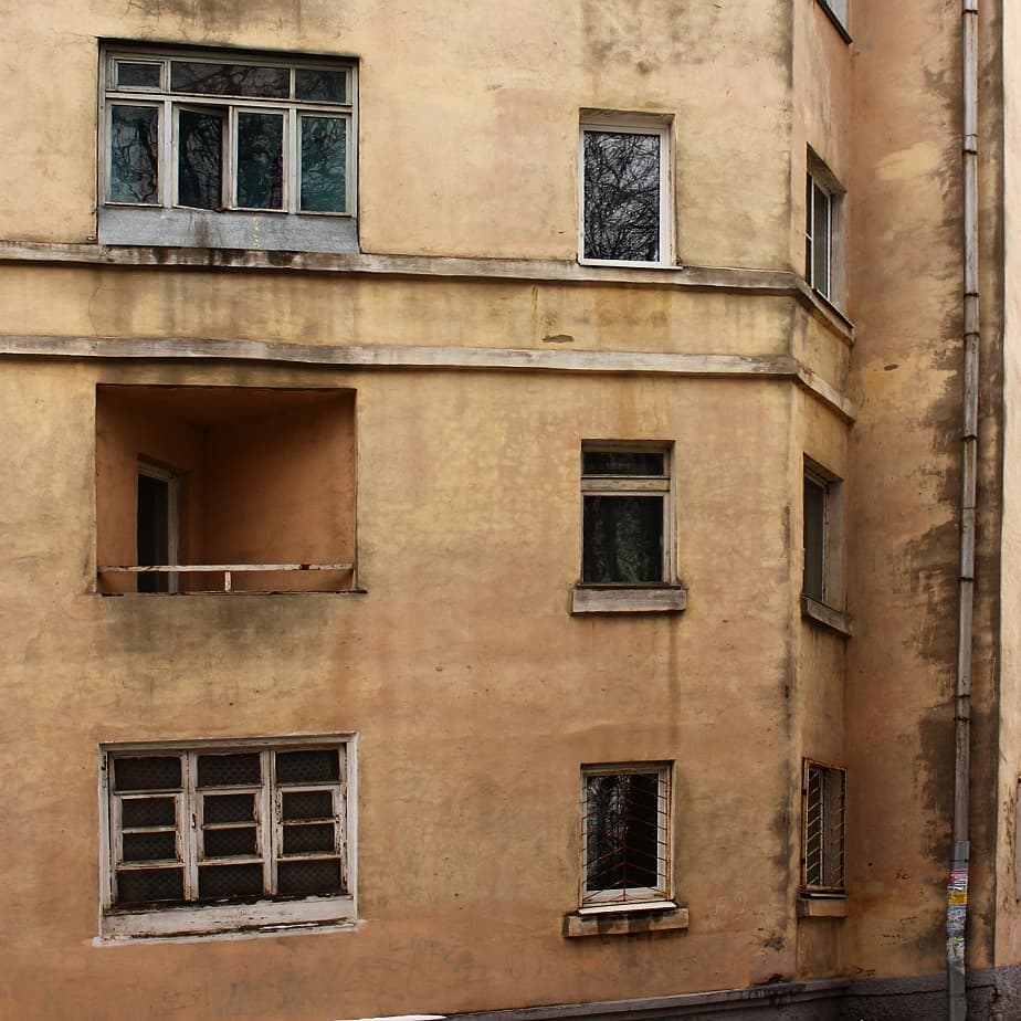 Антон Резниченко переехал в Калининград, забрав с собой любовь к фотографированию архитектуры. Теперь наблюдатель запечатлевает образы города-призрака, попутно вспоминая попавшие в объектив необычные владимирские местечки.