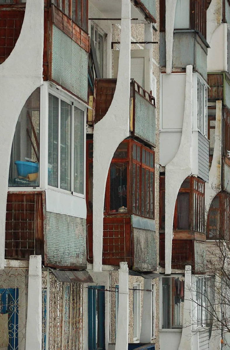 Антон Резниченко переехал в Калининград, забрав с собой любовь к фотографированию архитектуры. Теперь наблюдатель запечатлевает образы города-призрака, попутно вспоминая попавшие в объектив необычные владимирские местечки.