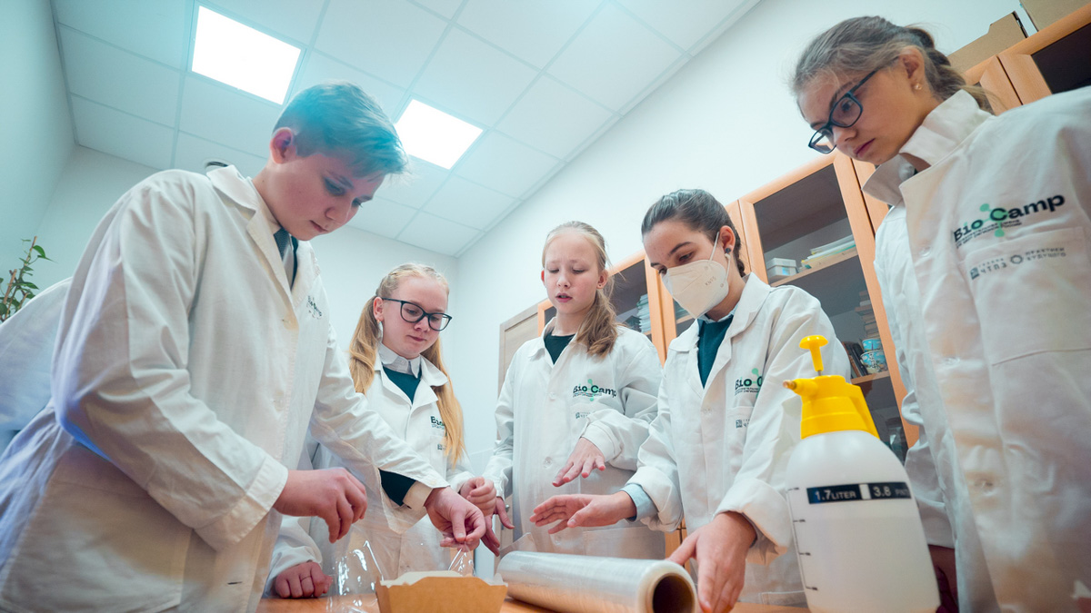 С 21 июня школа «МИР» в Доброграде открывает серию летних детских образовательных программ. За лето пройдет 6 курсов: от инженерных и кулинарных до языковых и творческих.