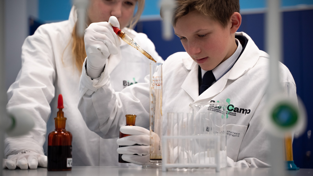 С 21 июня школа «МИР» в Доброграде открывает серию летних детских образовательных программ. За лето пройдет 6 курсов: от инженерных и кулинарных до языковых и творческих.