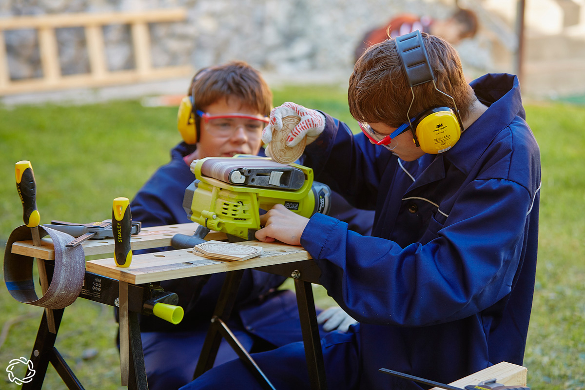 С 21 июня школа «МИР» в Доброграде открывает серию летних детских образовательных программ. За лето пройдет 6 курсов: от инженерных и кулинарных до языковых и творческих.