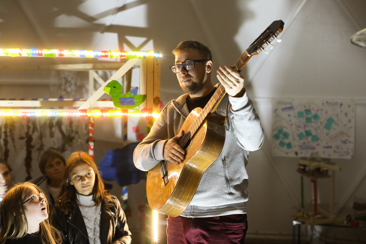 С 21 июня школа «МИР» в Доброграде открывает серию летних детских образовательных программ. За лето пройдет 6 курсов: от инженерных и кулинарных до языковых и творческих.