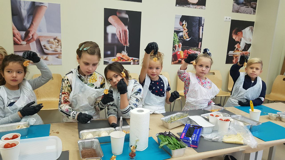 С 21 июня школа «МИР» в Доброграде открывает серию летних детских образовательных программ. За лето пройдет 6 курсов: от инженерных и кулинарных до языковых и творческих.