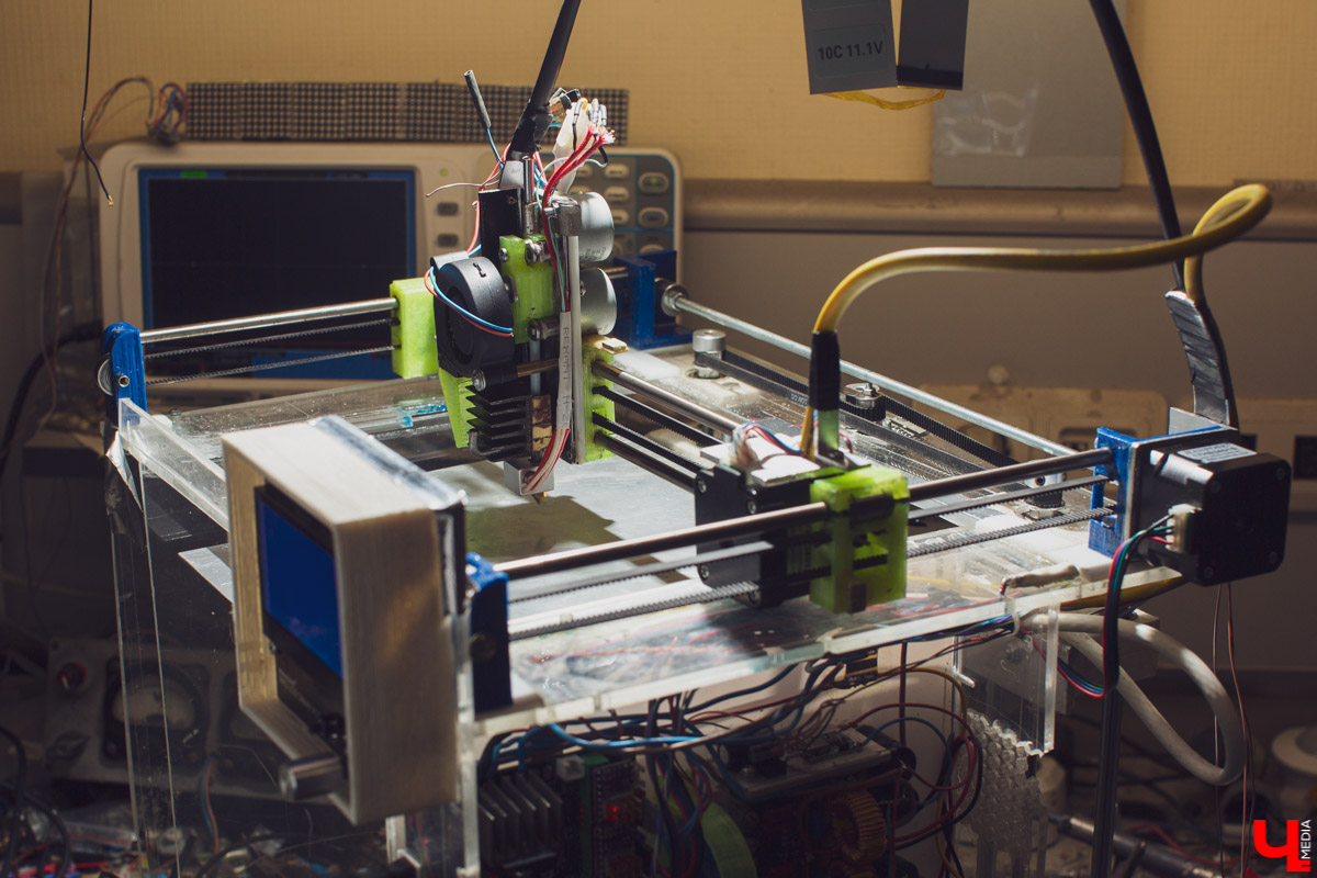 Как вы развлекаетесь на работе? Инженер Олег Катков, например, собирает 3D-принтеры. Узнаем себестоимость «домашнего» изобретения и изучим его функционал.