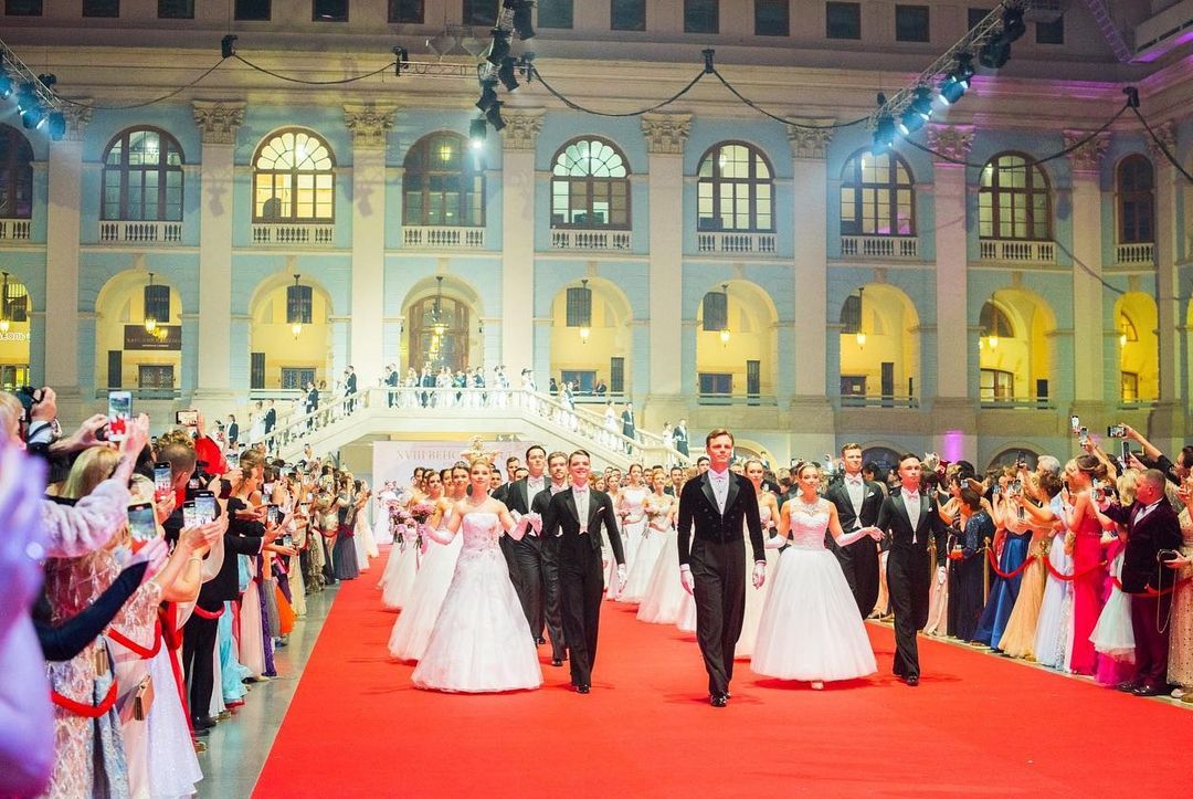 Елизавета Кондрикова окунулась в сказку, побывав на самом крупном благотворительном Венском балу в Европе. Узнаем у жительницы Владимира, как проходят мероприятия подобного масштаба и почему их посещают звезды.