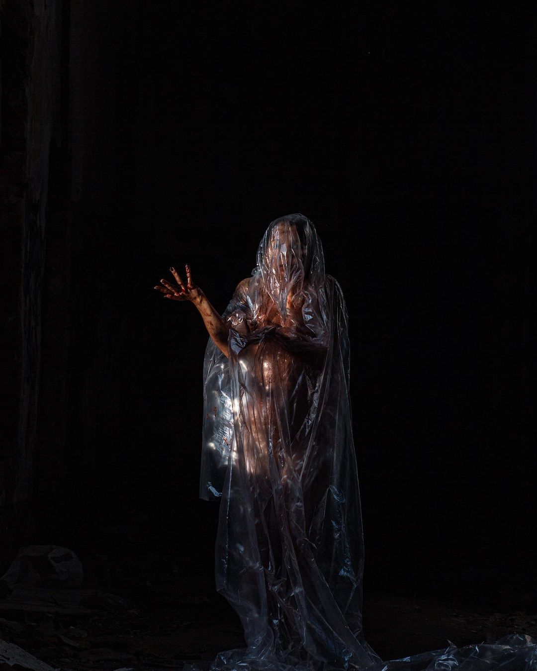 Разве преподаватель может снимать ужасы? Владимирский фотограф Алина Филатова доказывает это своим творчеством и объясняет, почему в каждом человеке живет древняя магия.