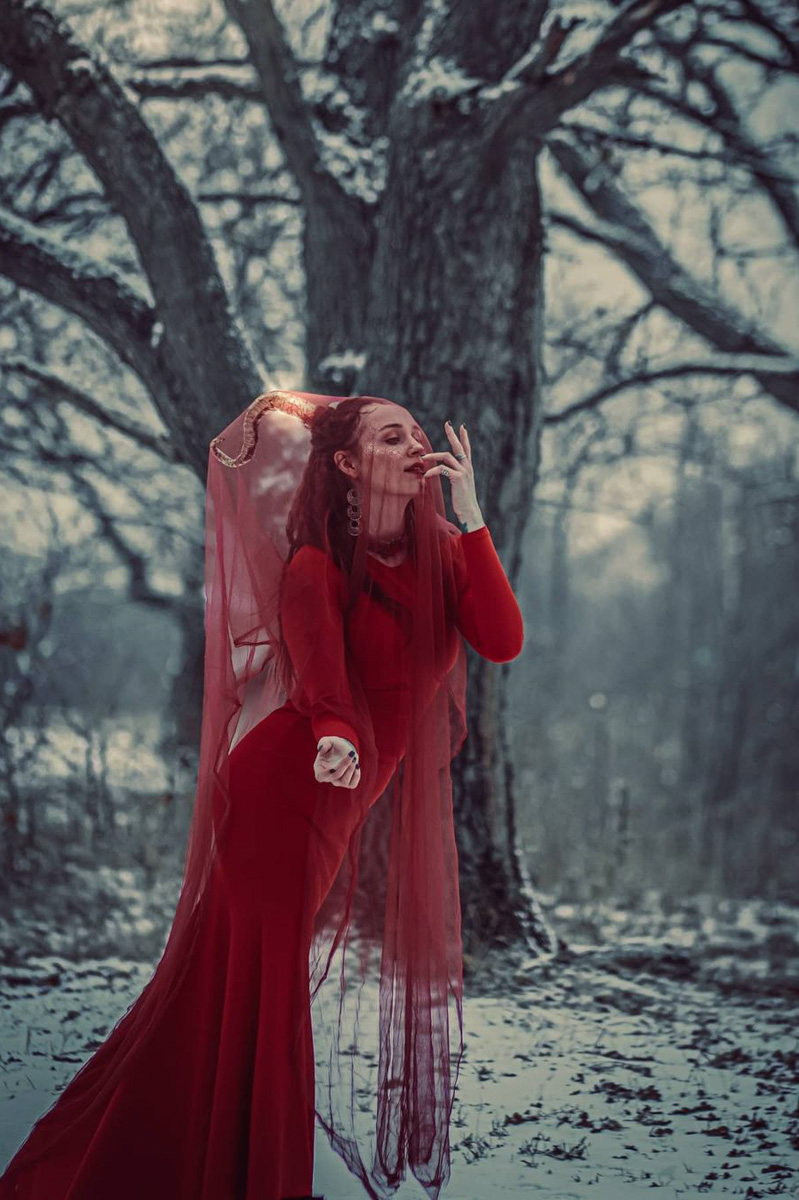 Разве преподаватель может снимать ужасы? Владимирский фотограф Алина Филатова доказывает это своим творчеством и объясняет, почему в каждом человеке живет древняя магия.