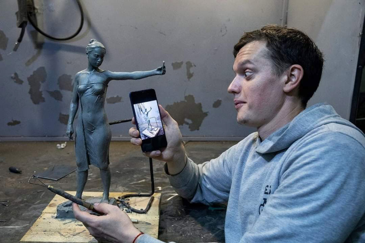 Металлических дел мастер Михаил Блинов создал новую скульптуру, осовременненную «Аленку». Узнаем, как она связана с пугающим воронежским мемом, и знакомимся с авторской техникой работы владимирца