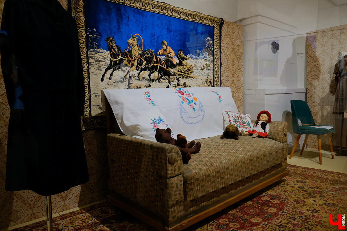Побывали вчера на открытии новой экспозиции в МЦ «Палаты», где представлены уникальные предметы быта советских детей. Выставка охватывает период с 1930 по 1980 годы и вызывает неподдельное чувство ностальгии.