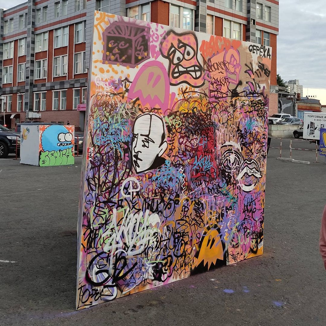 Теперь в центре Владимира можно обнаружить еще одну интересную локацию. Более 20 граффити-работ появились там благодаря местным художникам: здесь и мультяшные персонажи, и отсылка к городской айдентике, и «народное творчество» в тегах. «Ключ-Медиа» побывал на открытии фестиваля уличного искусства 33zagfest и готов рассказать, как это было!