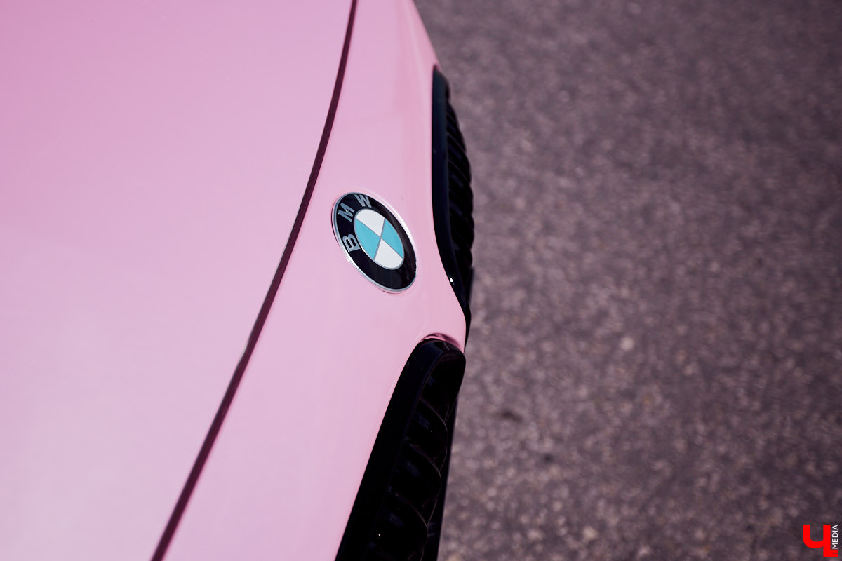 Алина Щепетова придумала для своей BMW 1 серии яркий и в то же время нежный образ. Авто метко прозвали Зефиркой. Мы решили рассмотреть вкусняшку поближе.