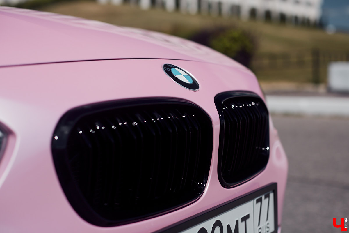Алина Щепетова придумала для своей BMW 1 серии яркий и в то же время нежный образ. Авто метко прозвали Зефиркой. Мы решили рассмотреть вкусняшку поближе.
