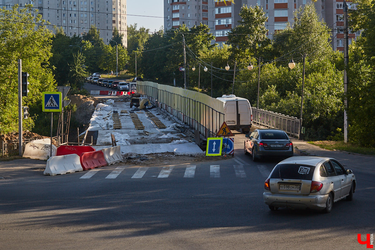 Во Владимире идет дорожный ремонт на нескольких улицах. Строят как новые участки, так и ремонтируют старые. Как проходит процесс и успевают ли рабочие в срок?