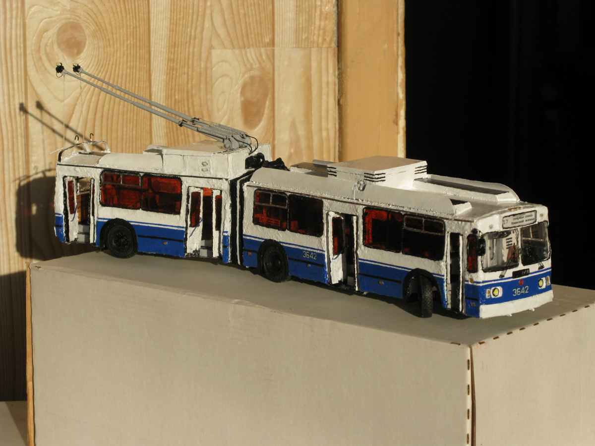 У Александра Бранникова дома хранятся 7 троллейбусов. И это не квартира такая большая, а троллейбусы маленькие. Модели выполнены в масштабах 1 к 47 и 1 к 200. Об удивительном увлечении мы расспросили мастера.
