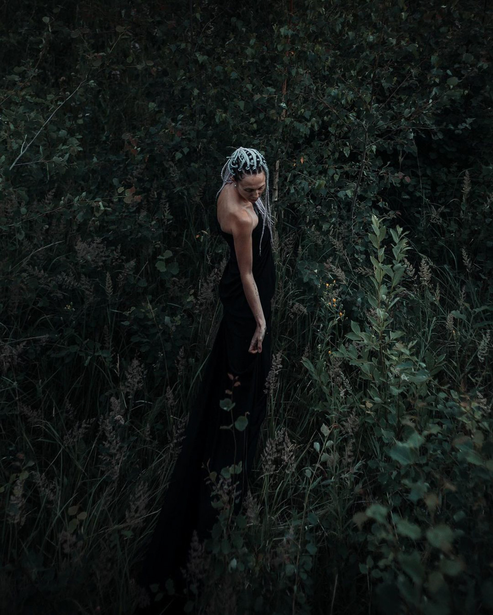 Этим летом владимирские фотографы и модели выбрались на природу, чтобы примерить на себя образы светлых и темных духов.