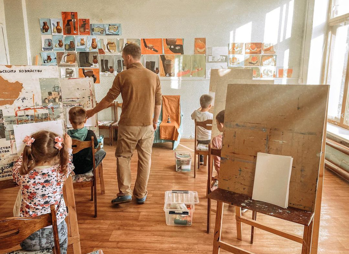 Знакомимся с творческой семьей Ёжкиных, которая организует тревел-пленэры по области и готовится осуществить давнюю мечту - открыть собственную студию живописи.