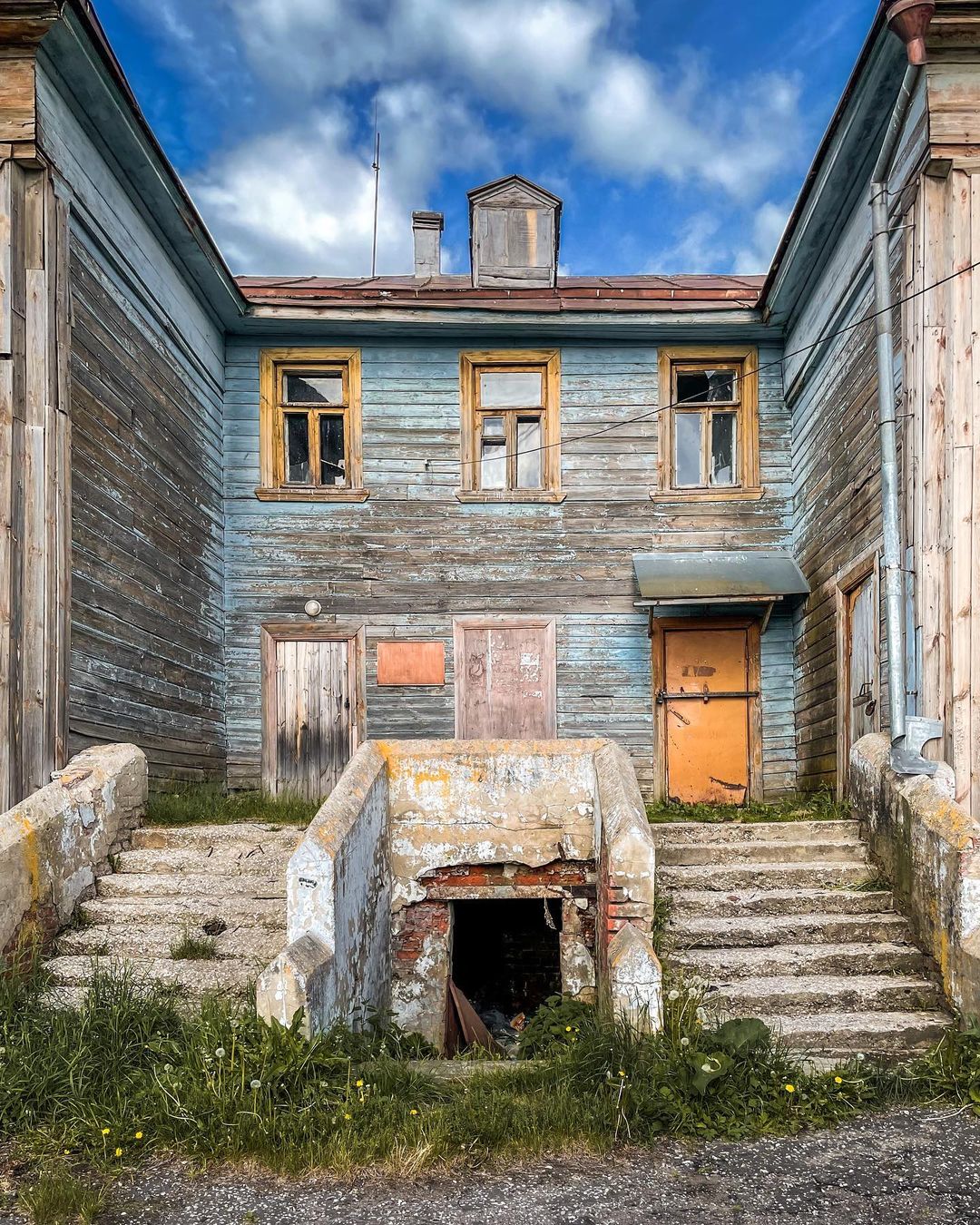 Не заброшка по факту, по сути - забытый памятник архитектуры. Блогер @orange_reality поделилась фотографиями из села Черниж Суздальского района.