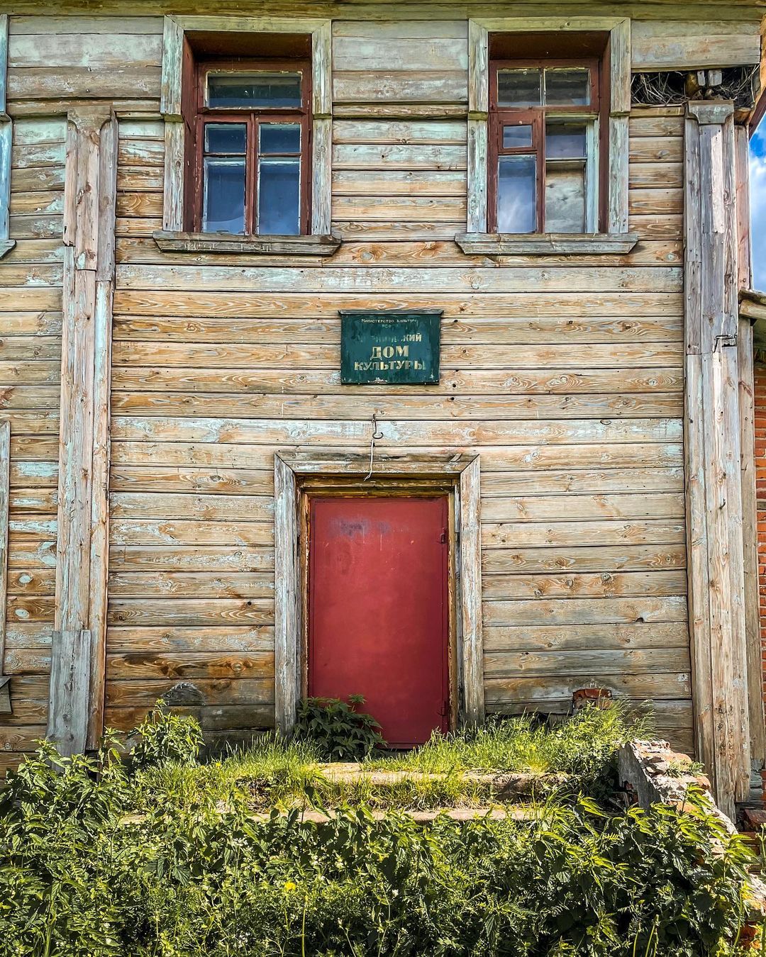 Не заброшка по факту, по сути - забытый памятник архитектуры. Блогер @orange_reality поделилась фотографиями из села Черниж Суздальского района.