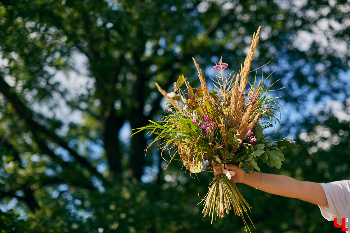 Владимирский блогер и флорист «Володя в огороде» несколько лет увлекается полевой флористикой - редким направлением цветочного дела. Учимся у мастера собирать «дорогой» подарок из бесплатного материала, то есть сорняков.