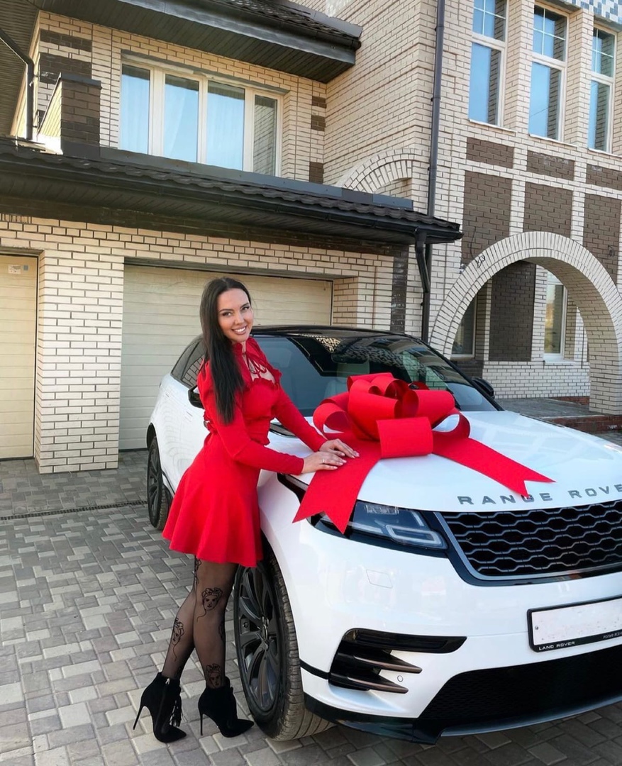 Для многих девушек самым заветным подарком является автомобиль, а некоторым владимирским красавицам повезло получить такой презент. «Ключ-Медиа» расскажет, какие авто сейчас в топе подарков.