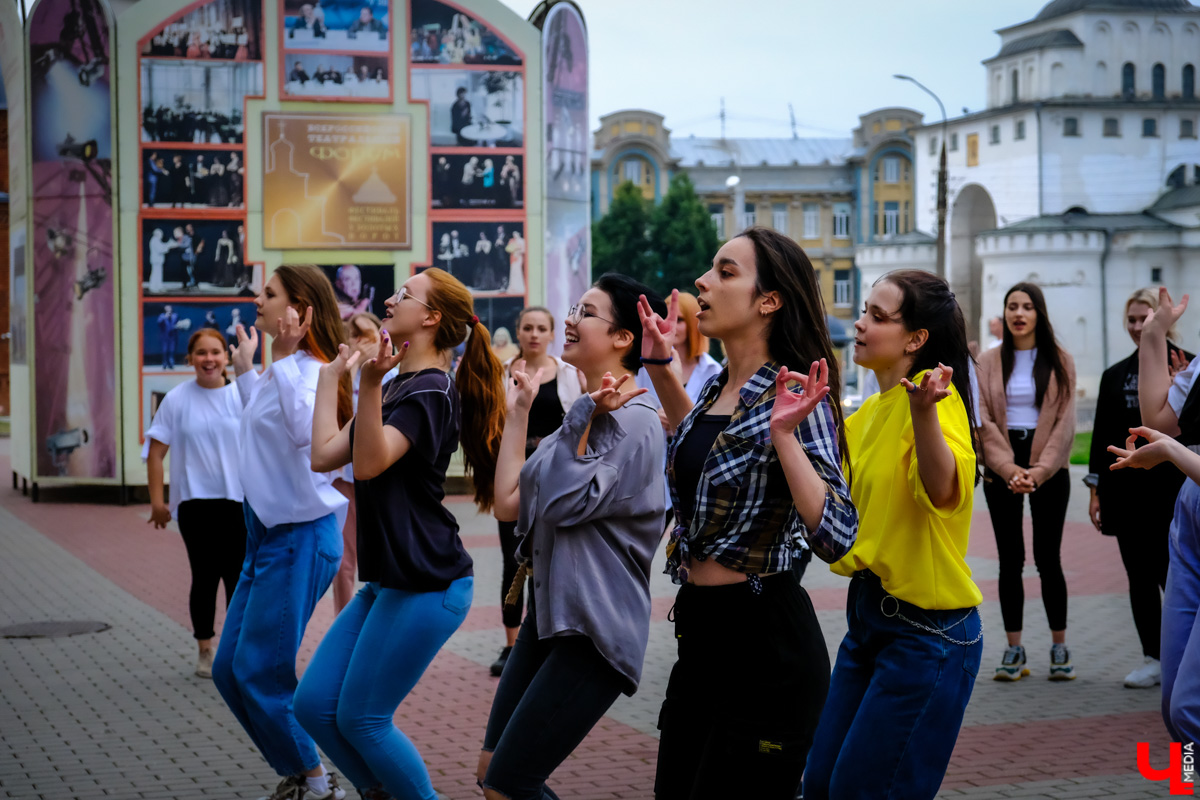 Несколько десятков девчонок собрались на Театральной площади и станцевали под музыку любимых исполнителей.
