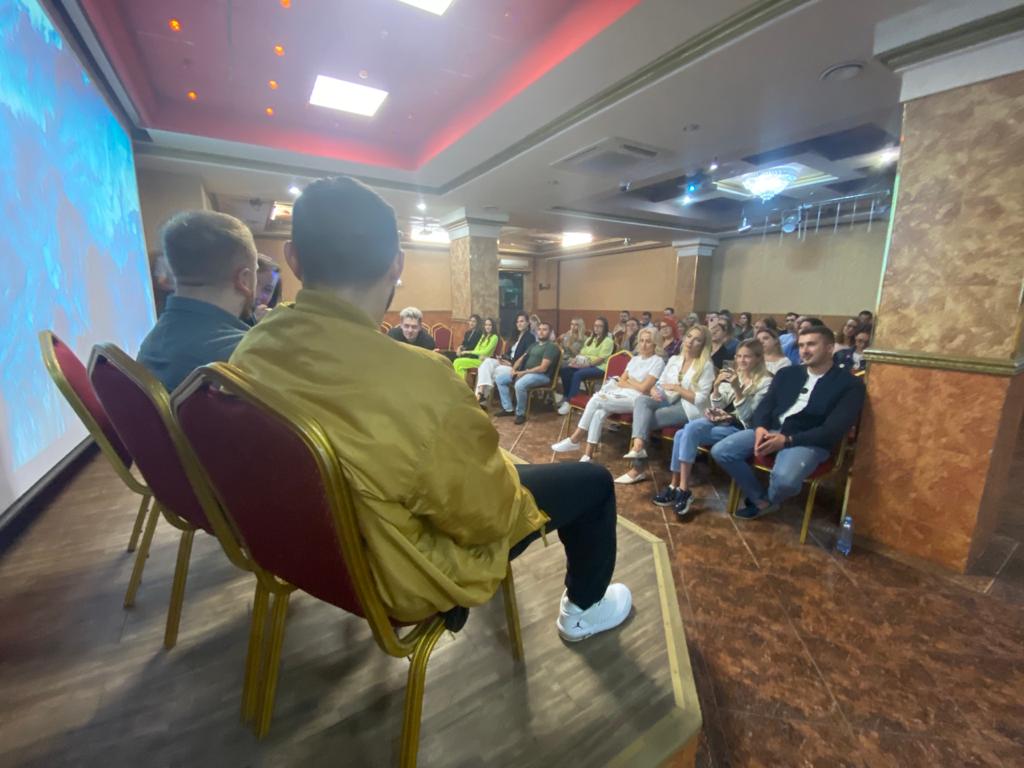 В пятницу 13-го августа во Владимире произошло знаковое событие: перевернув представление о том, что эта дата несчастливая, к нам в город прибыла звездная команда продюсерского центра «Insight People», чтобы предложить местным блогерам взаимовыгодное сотрудничество.
