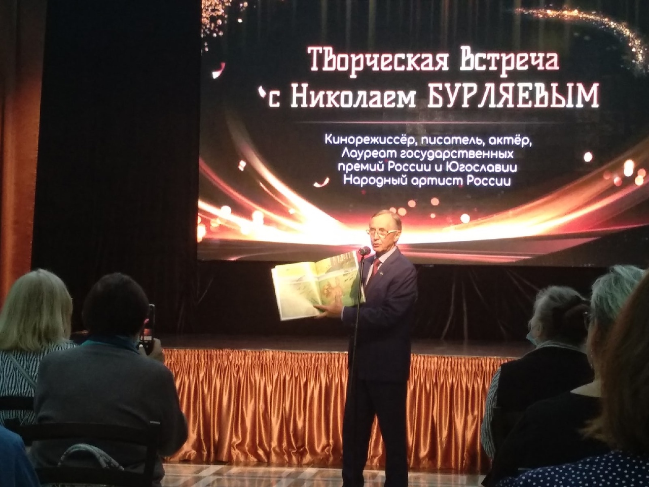 Известный кинематографист подарил киноцентру во Владимире 300 фильмов из архива «Золотого витязя» и рассказал о творческих планах.